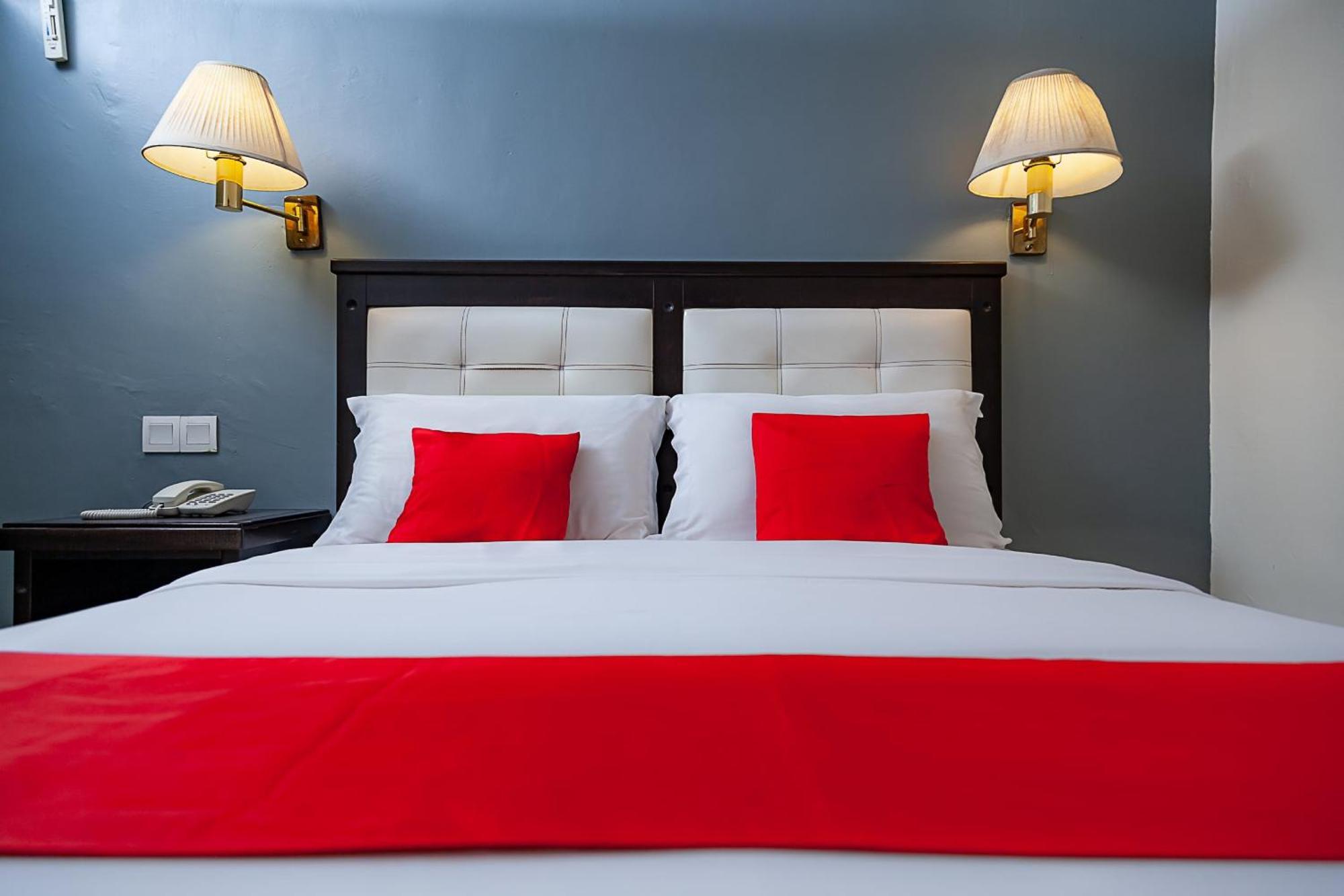 Super Oyo 90055 Mansion Inn Сибу Екстериор снимка