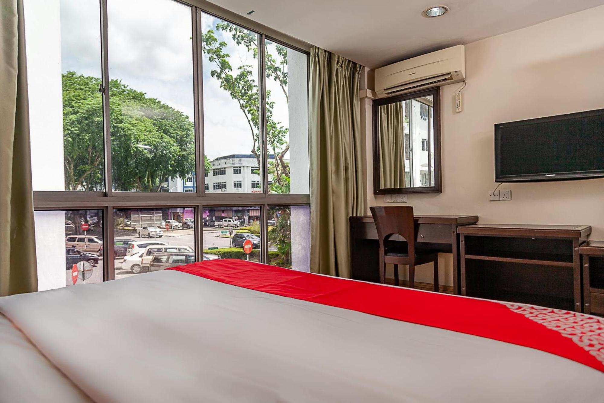 Super Oyo 90055 Mansion Inn Сибу Екстериор снимка
