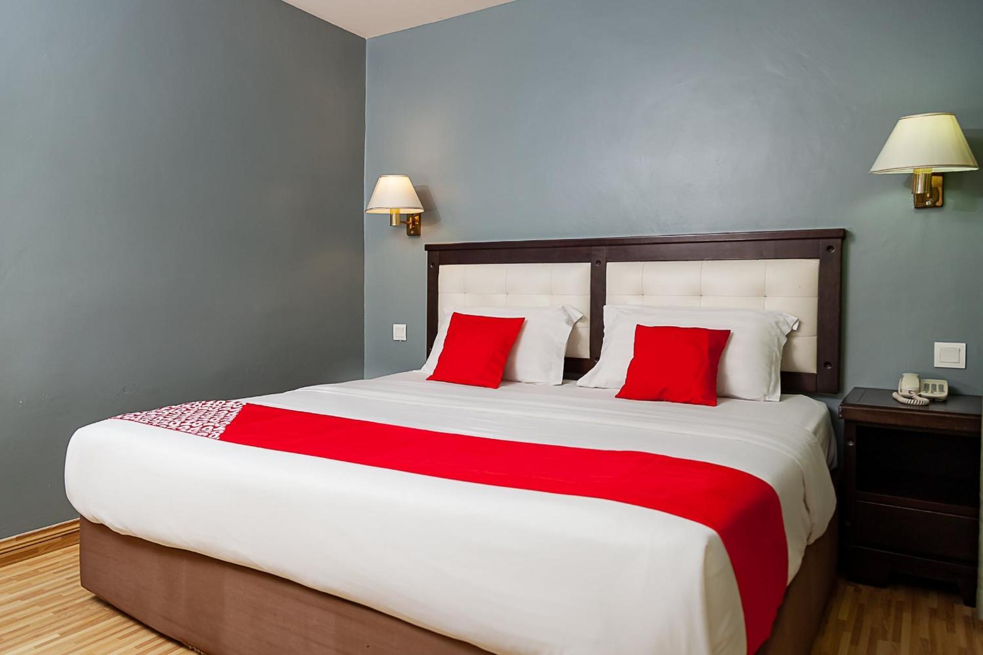 Super Oyo 90055 Mansion Inn Сибу Екстериор снимка