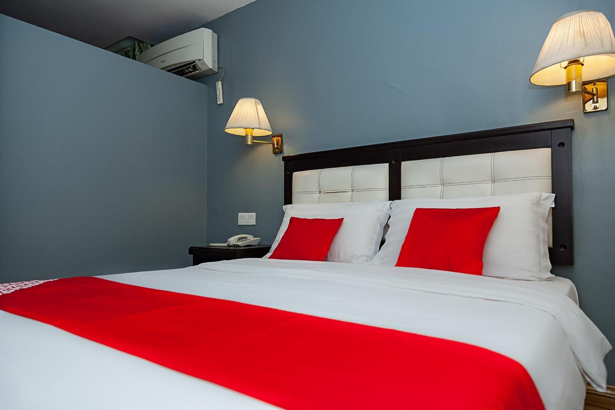 Super Oyo 90055 Mansion Inn Сибу Екстериор снимка