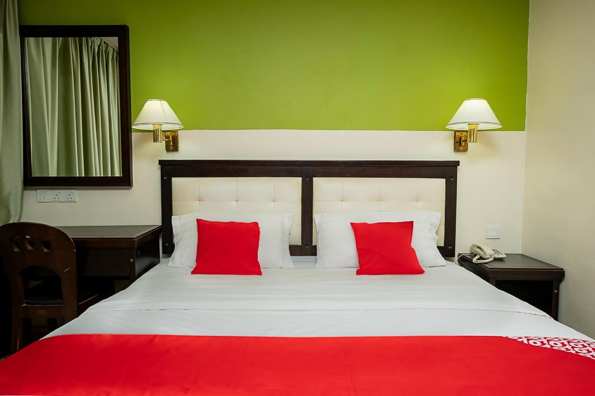 Super Oyo 90055 Mansion Inn Сибу Екстериор снимка