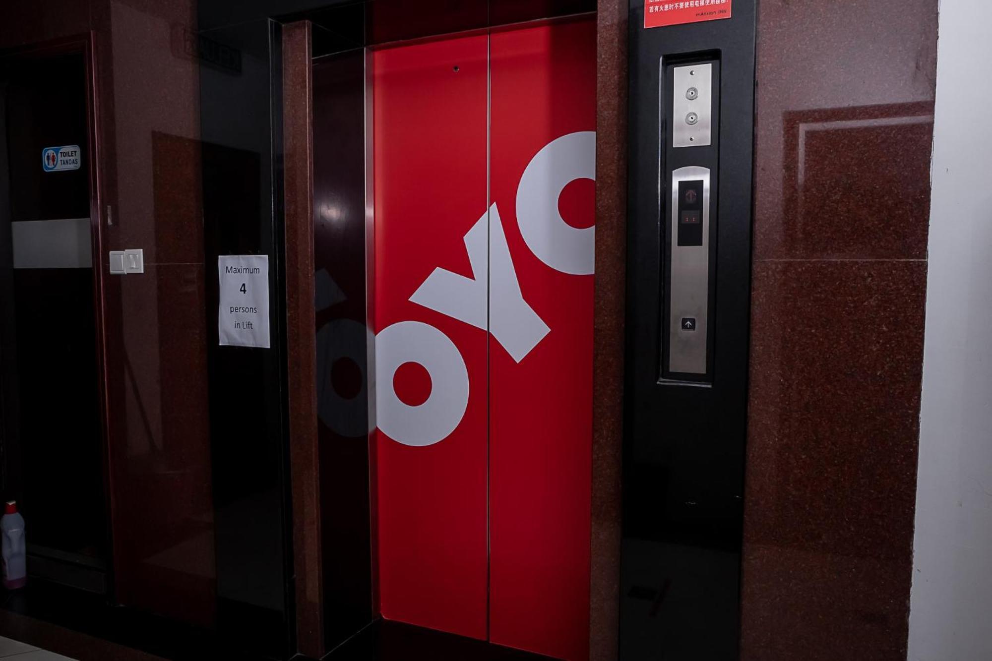 Super Oyo 90055 Mansion Inn Сибу Екстериор снимка
